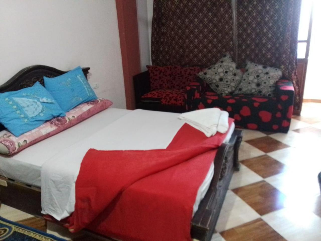 לוקסור One Love Guesthouse & Restaurant מראה חיצוני תמונה