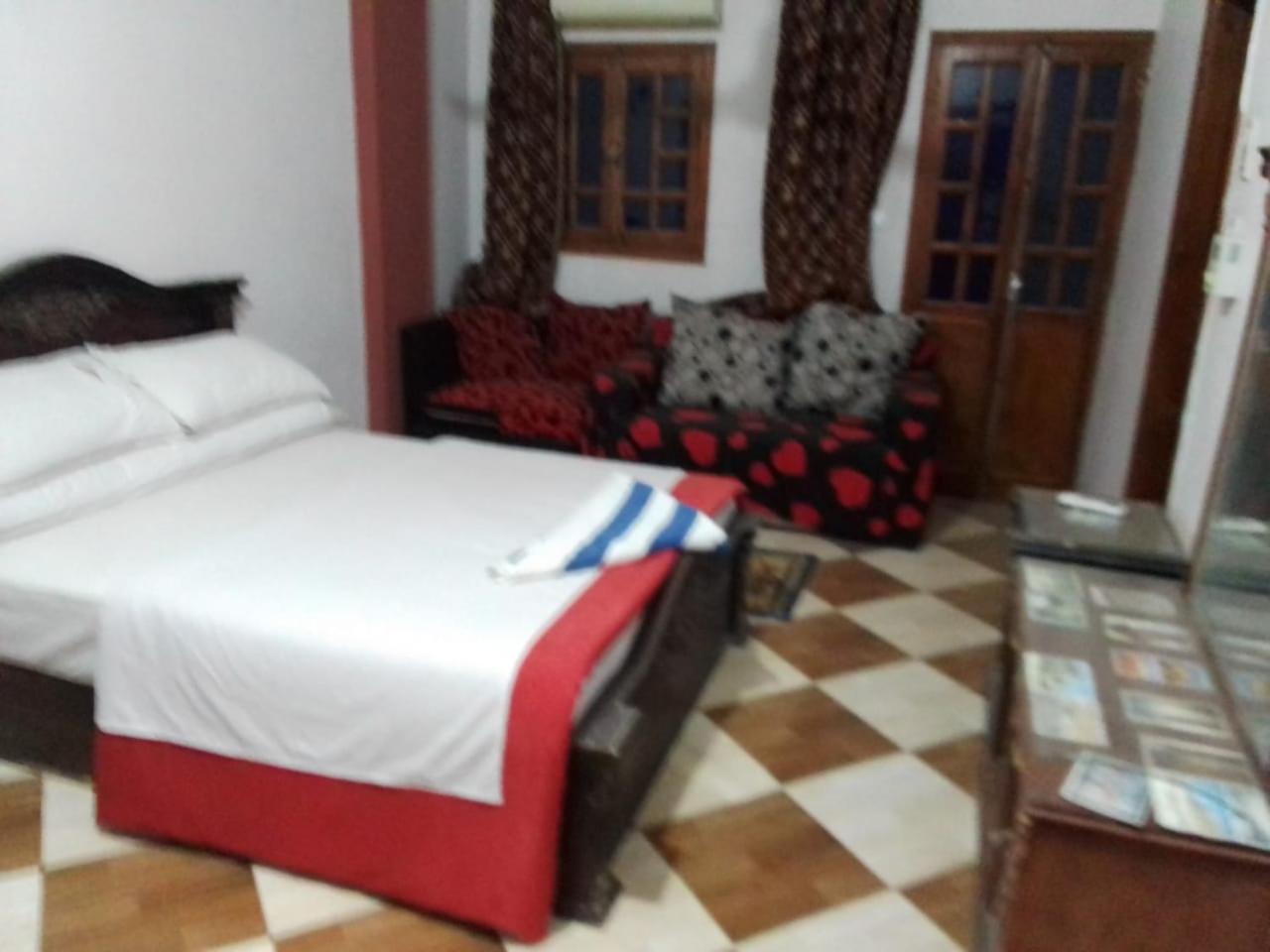 לוקסור One Love Guesthouse & Restaurant מראה חיצוני תמונה