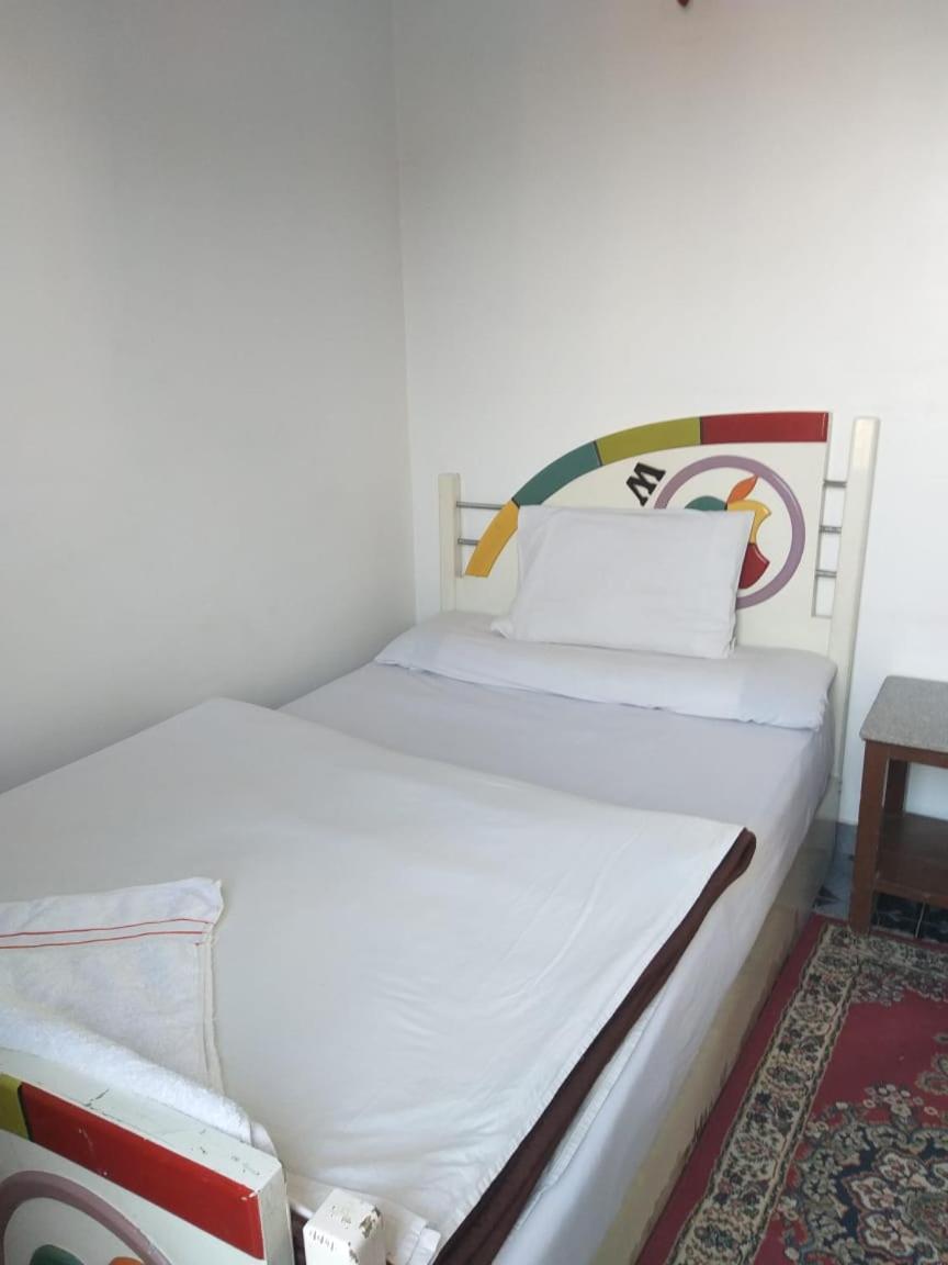 לוקסור One Love Guesthouse & Restaurant מראה חיצוני תמונה