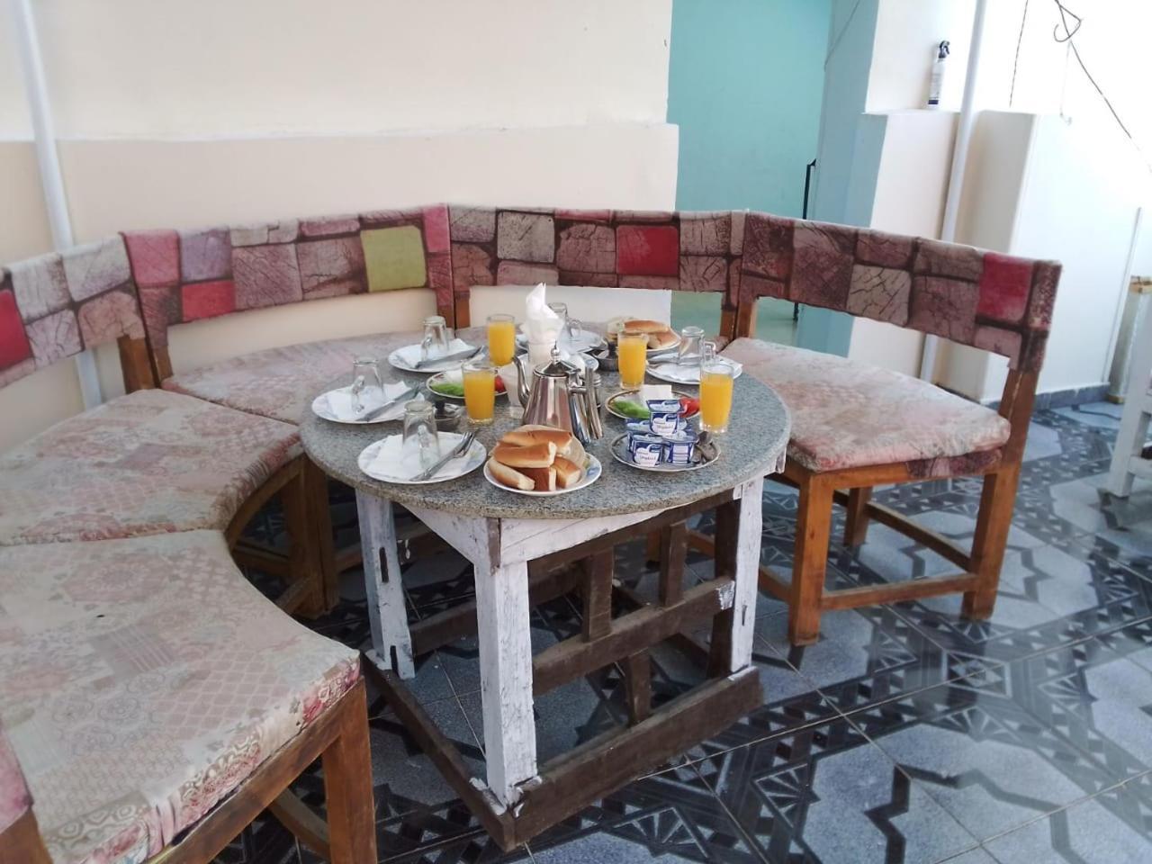 לוקסור One Love Guesthouse & Restaurant מראה חיצוני תמונה