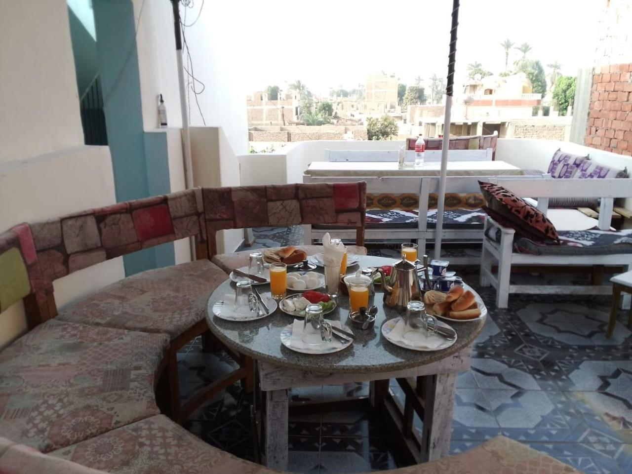 לוקסור One Love Guesthouse & Restaurant מראה חיצוני תמונה