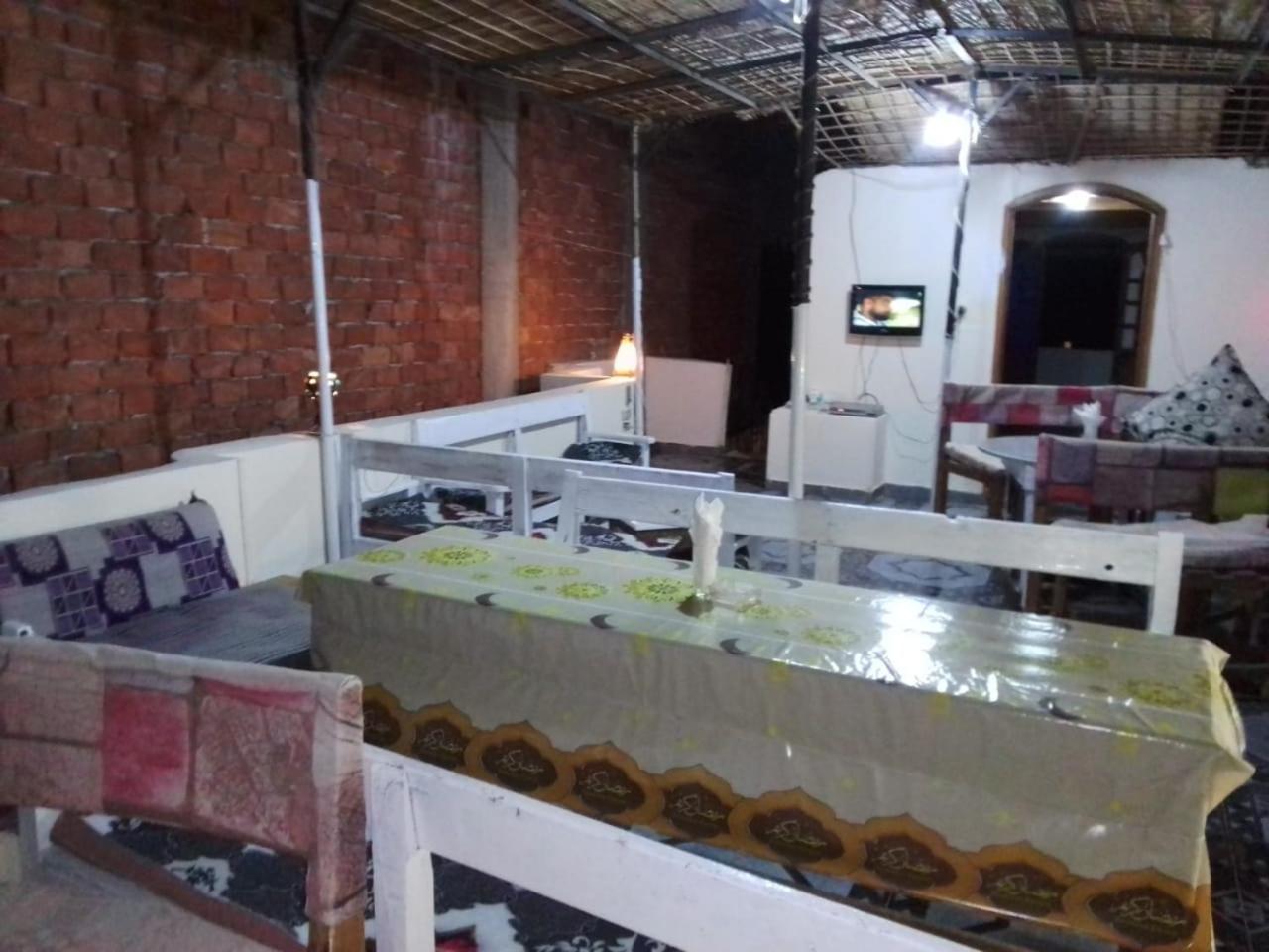 לוקסור One Love Guesthouse & Restaurant מראה חיצוני תמונה