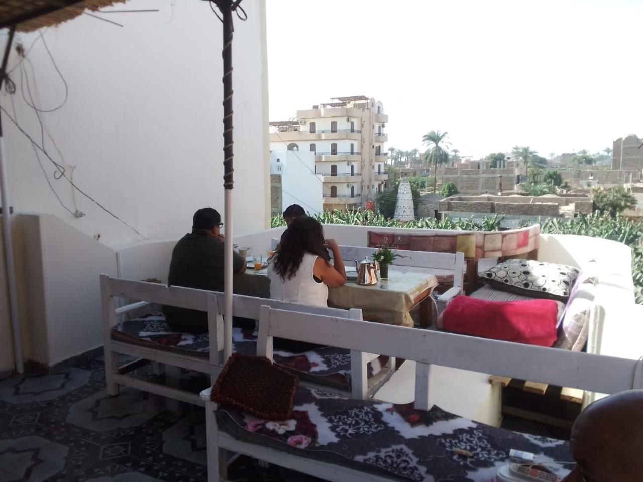 לוקסור One Love Guesthouse & Restaurant מראה חיצוני תמונה